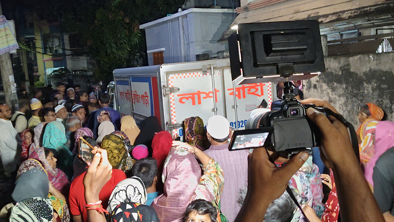 জাবি শিক্ষিকা মৌমিতার মরদেহ পাবনায় পৌঁছেছে